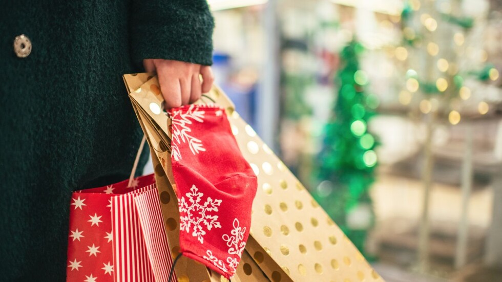 На лов за подаръци: Задръствания и пълни магазини преди Коледа