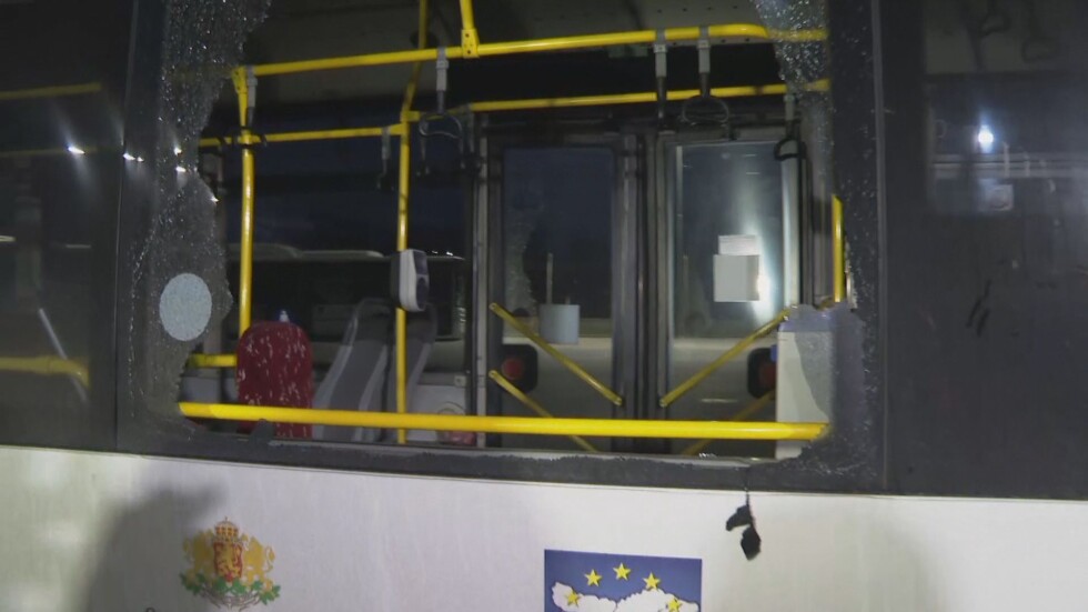 Стрелбата по автобуси: Полицията издирва извършителите 