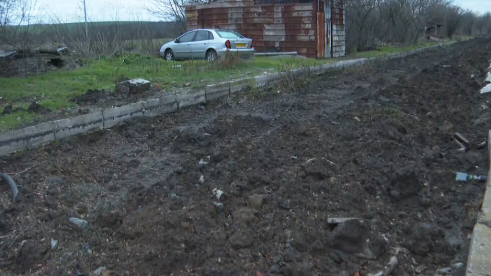 Разкопана улица в бургаско село пречи на хората да излизат от домовете си