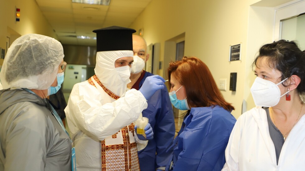 Свещеници помазаха медици и пациенти в COVID отделенията на ВМА (СНИМКИ)