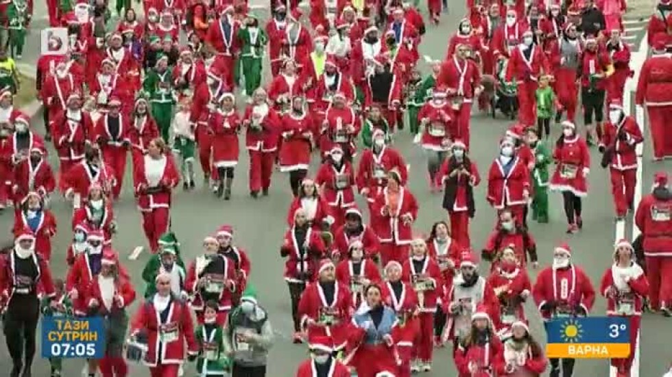 Благотворителен маратон: Испанци тичаха с костюми на Дядо Коледа (ВИДЕО)