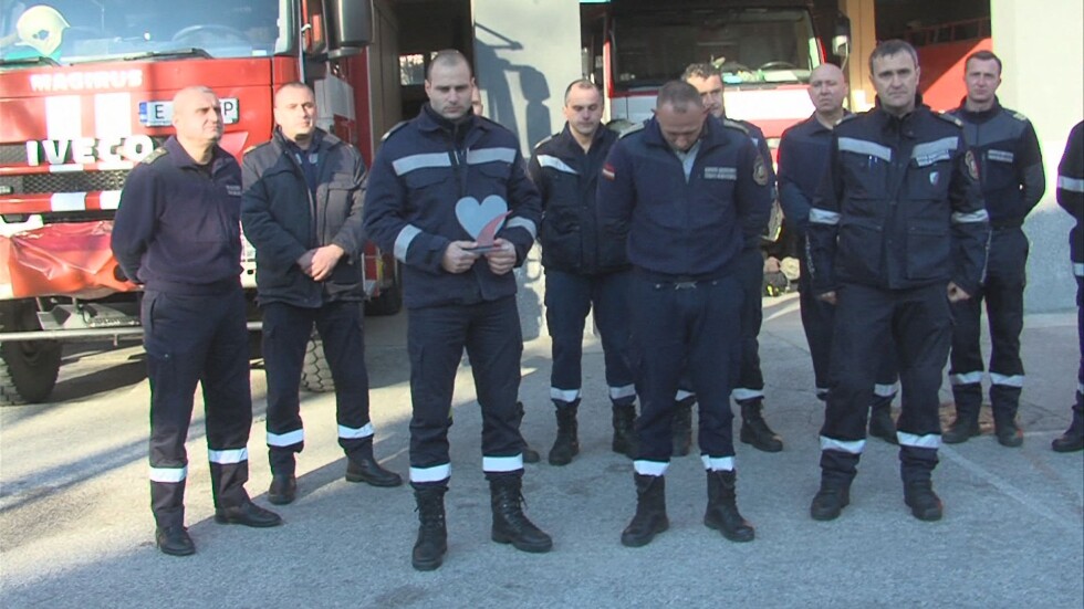 „Седмица на коледния дух“: Пожарникарите, които спасиха 28 души от горящ блок в Благоевград