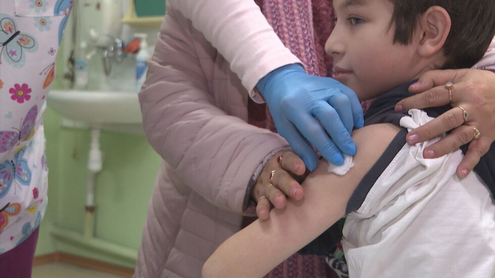 На дежурство с мама: Лекарка ваксинира 9-годишния си син, за да бъде с нея в болницата
