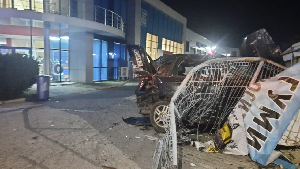 Кола се вряза в магазин за автомобили в Пловдив (СНИМКИ)