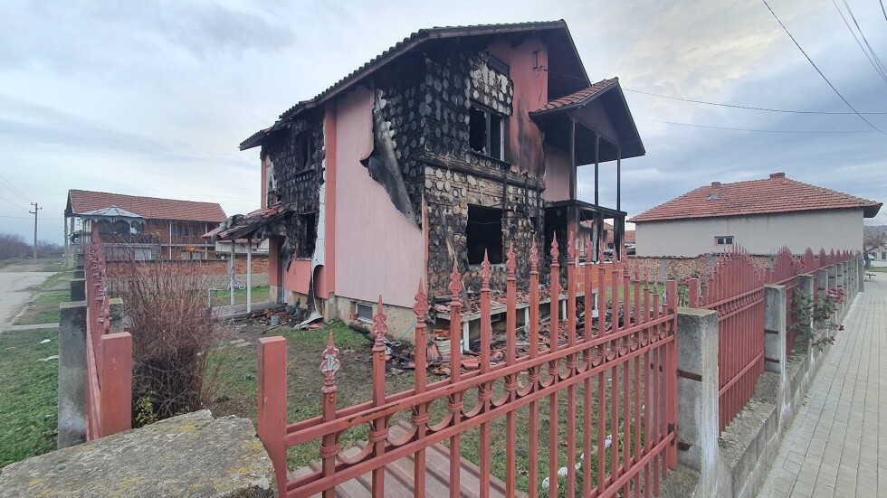 Трагедия на Коледа: Баща и две деца изгоряха в къща, пламнала украсата