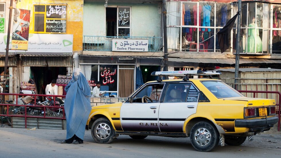 Талибаните забраниха на шофьорите на таксита да качват жени, които не носят хиджаб