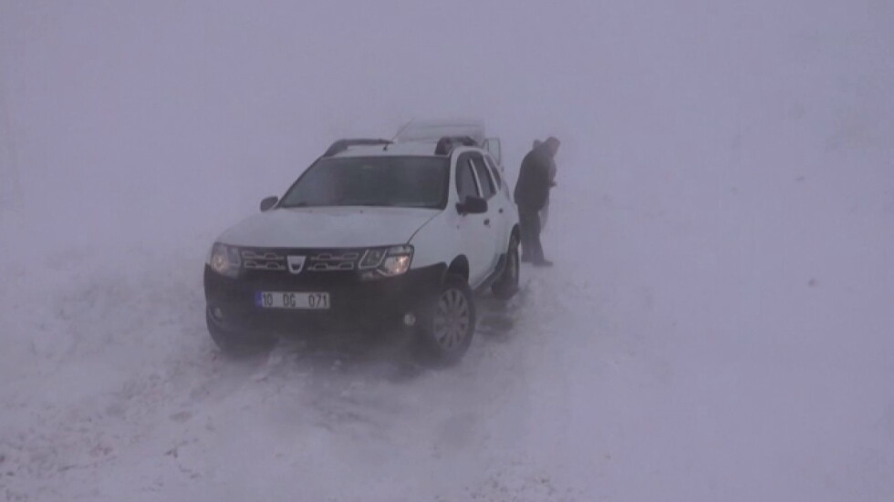 Десетки пътища в Турция са затворени за движение заради силен снеговалеж