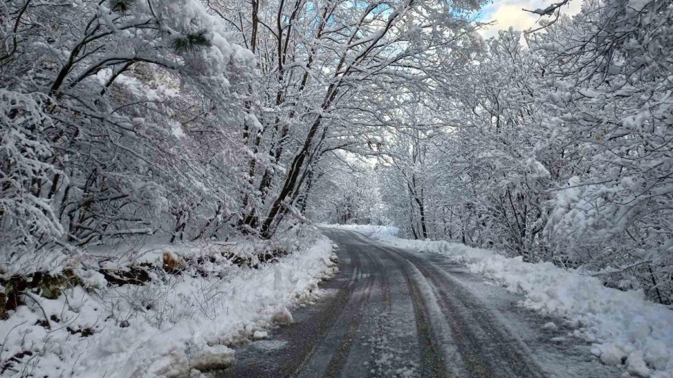 Движението в Северна и Централна България е затруднено от сняг и поледици