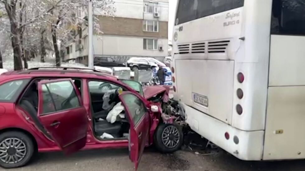 Заради заспал шофьор: Кола се удари в автобус с работници във Враца