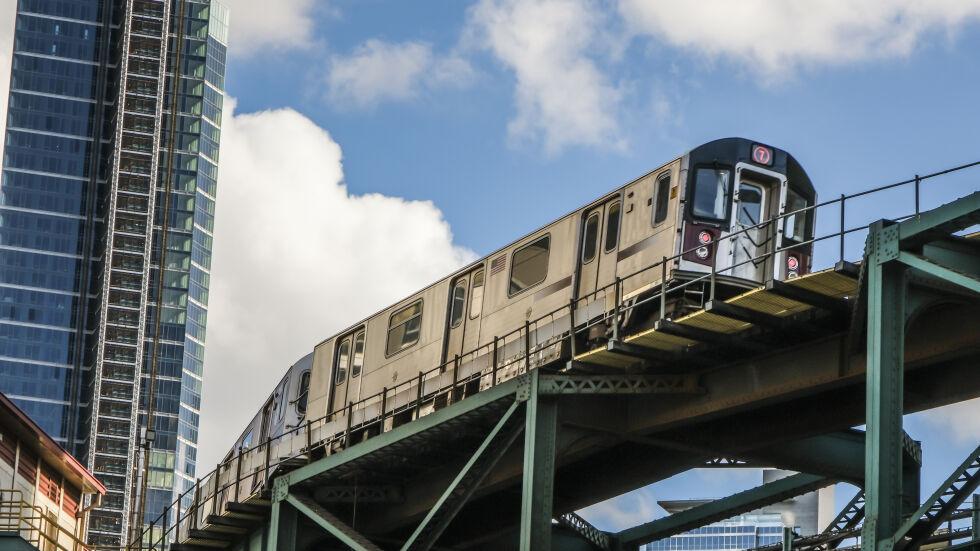 15-годишно момче загина, докато се разхожда върху влак в Ню Йорк