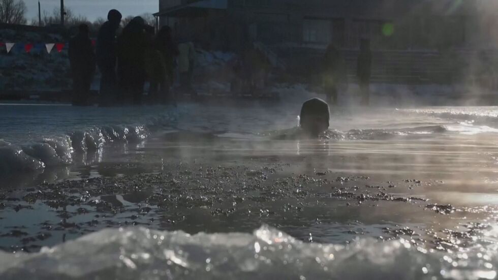 Сибирски ентусиасти откриха сезона по плуване в леденостудена вода (ВИДЕО)  