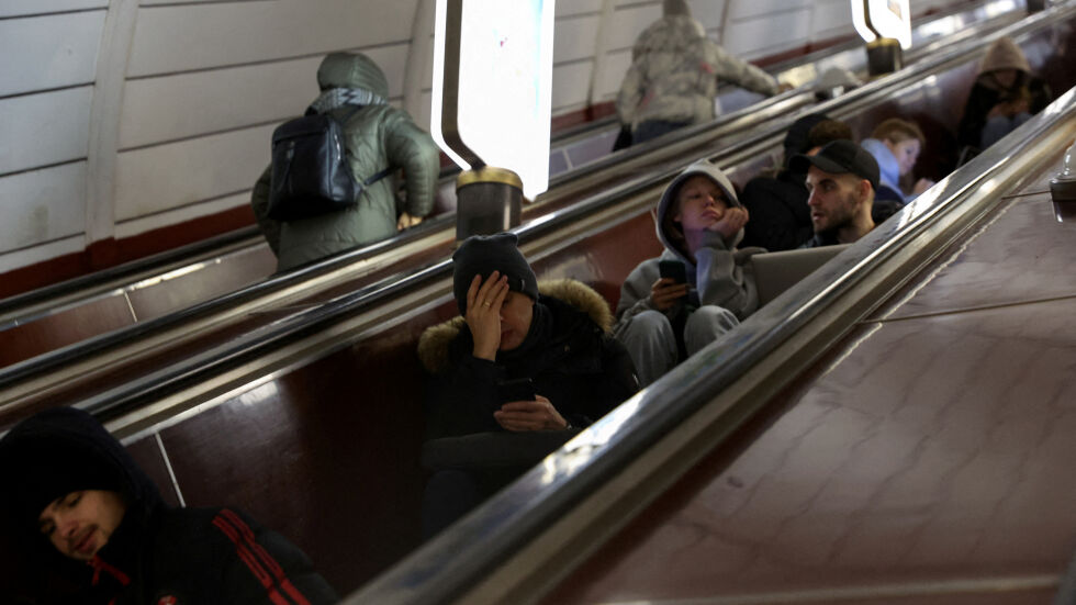 Руски удари по цяла Украйна: Хора се крият в метрото, има жертви