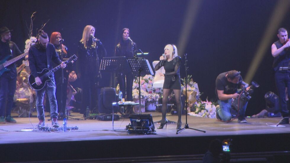 Хиляди пяха с Лили Иванова в "Арена Армеец", музикалното ѝ пътуване продължава