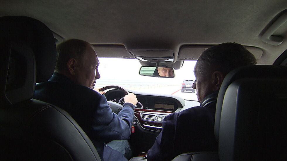 Путин подкара кола на инспекция по Кримския мост (ВИДЕО)