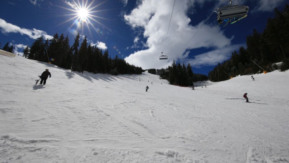 Банско открива ски сезона с масово спускане, игри и музика