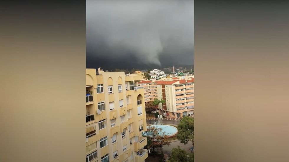Мощно торнадо връхлетя Испания (ВИДЕО)