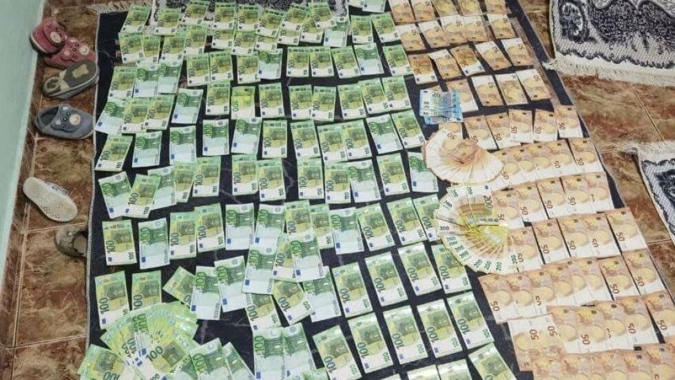 Откриха голямо количество наркотици и хиляди евро в дома на наркодилър в Добрич