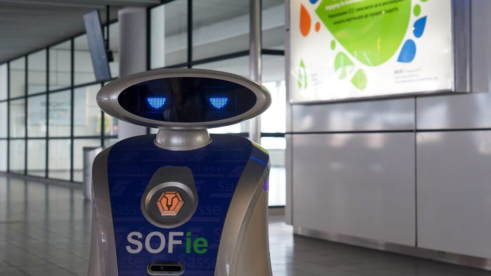 SOFie – роботчето от Сингапур, което вече почиства Летище София