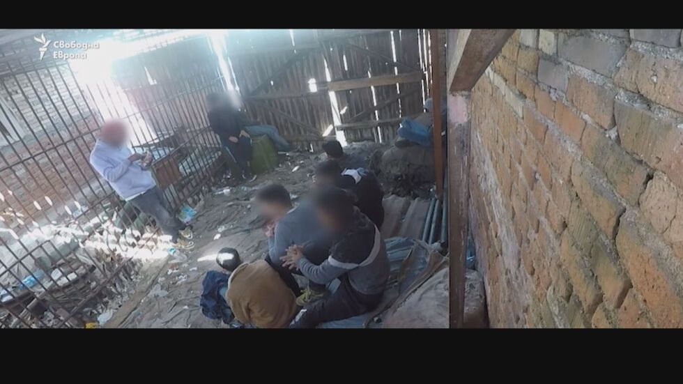 Нови разкрития: Български полицаи държали мигранти в барака с решетки и без тоалетна