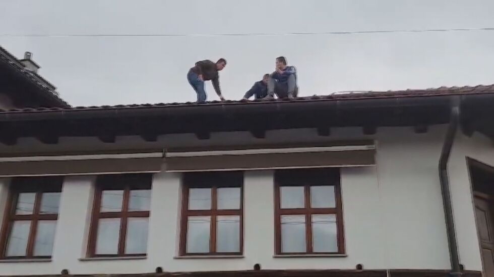 Мъж заплаши, че ще скочи от покрива, след като посегнаха на ракията му (ВИДЕО)