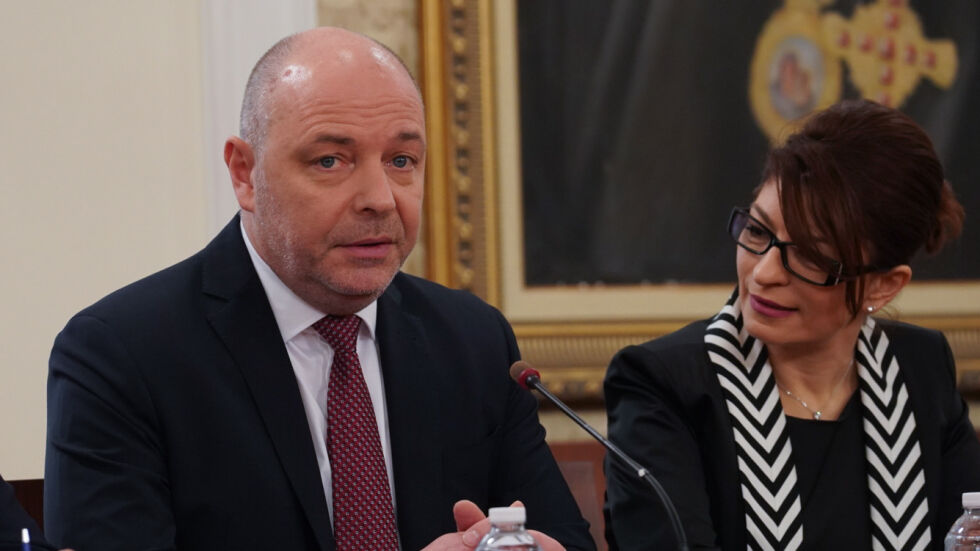"Без нужната подкрепа": Парламентът решава за кабинета "Габровски" 