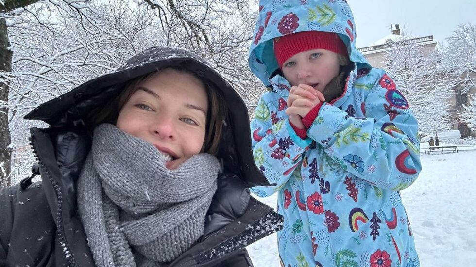 Мила Йовович и 7-годишната ѝ дъщеричка се радват на снега