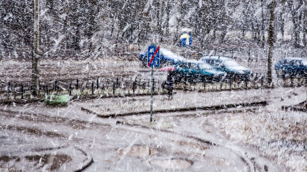Обилни снеговалежи предизвикаха транспортен хаос на Острова и в Литва