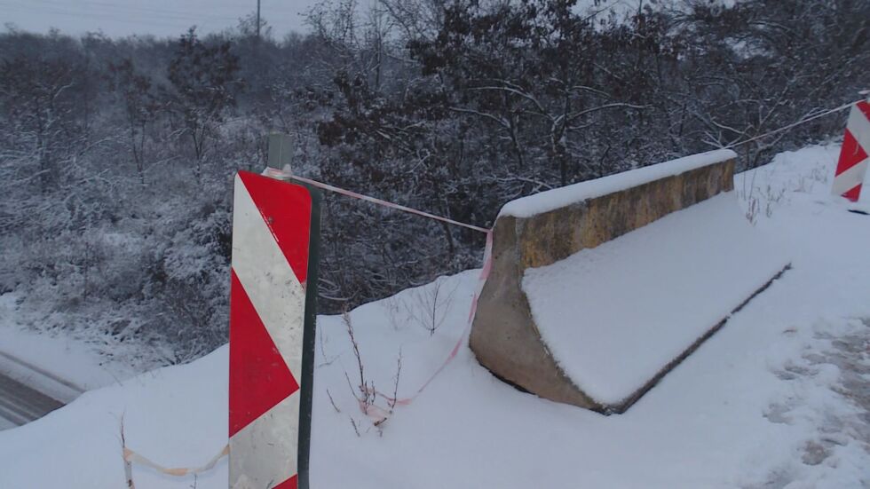 Зрителски сигнал: Опасен мост без парапет над международен път