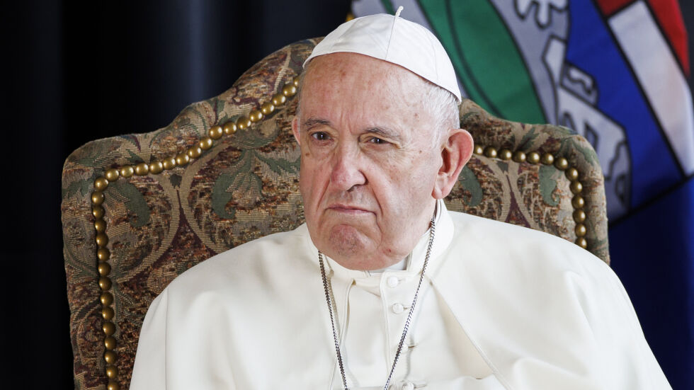 Папата призова хората да харчат по-малко за коледни подаръци и празненства