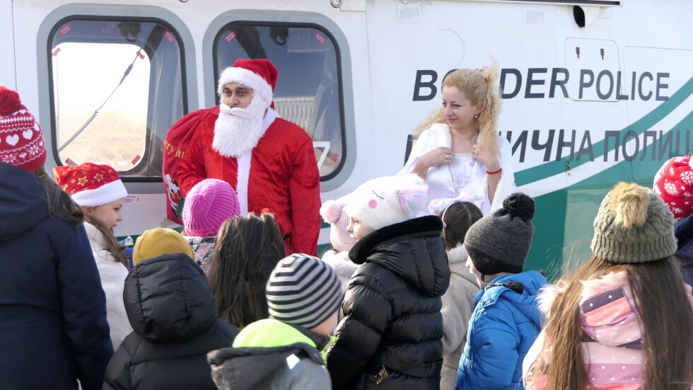 Дядо Коледа пристигна в София с хеликоптер на "Гранична полиция"
