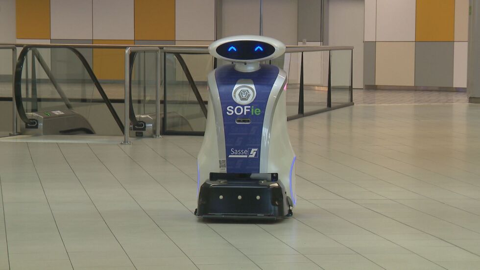 Работници от бъдещето: Роботи сервират, чистят и пеят