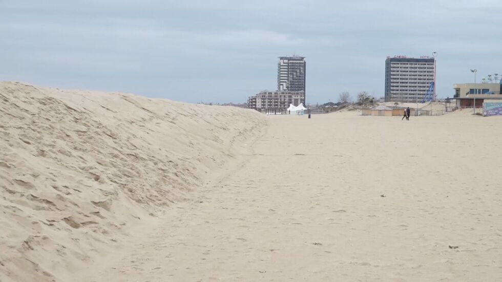 Огромни диги от пясък на плажа на Слънчев бряг