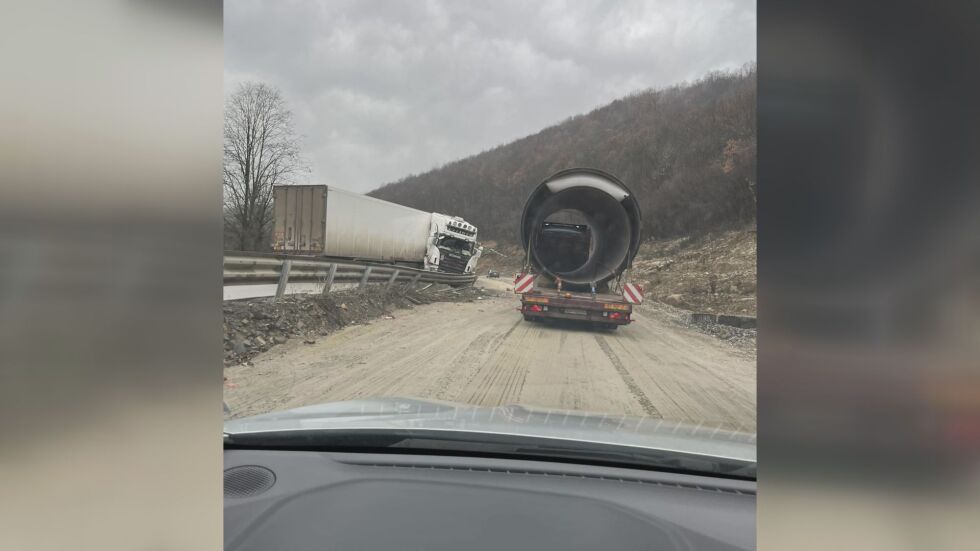 Камион се завъртя на пътя между Мездра и Ботевград