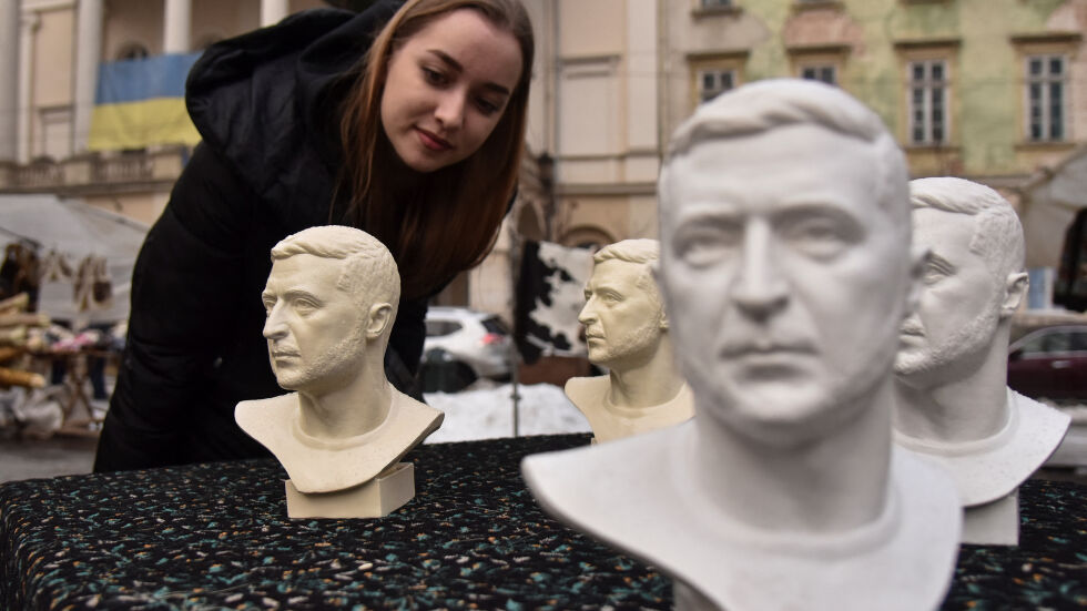 Докато Володимир Зеленски е в САЩ, в Украйна продават негови статуетки