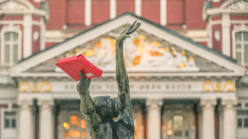 Коледни подаръци по улиците на София: Кутии с книги върху 25 статуи