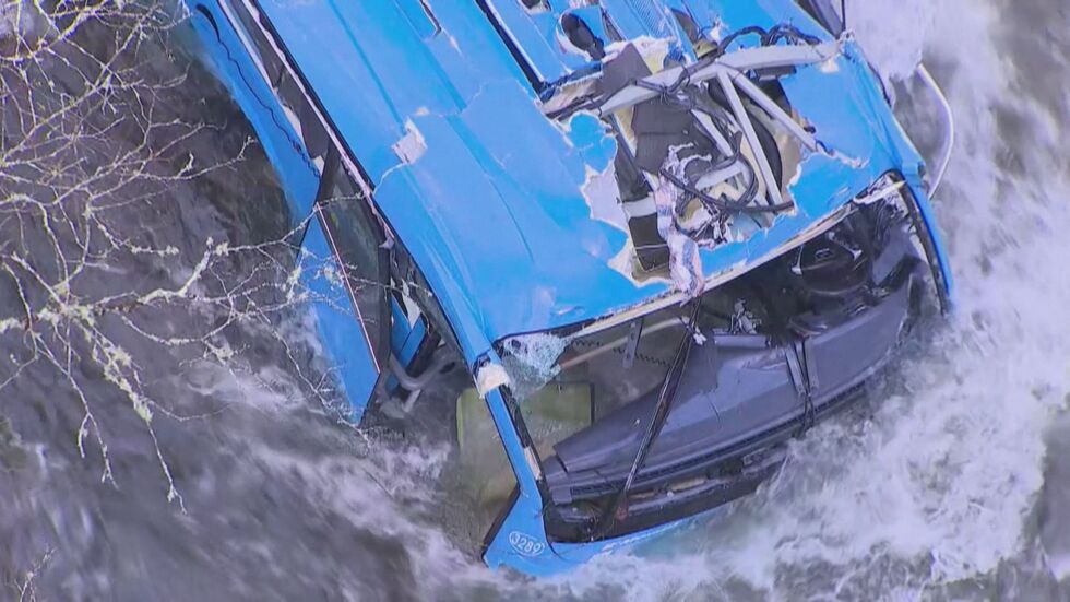 Шест са жертвите, след като автобус падна от 40 м в река в Испания (ВИДЕО)