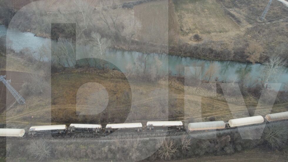 Ексклузивни кадри от мястото на дерайлиралите цистерни с амоняк край Пирот (ВИДЕО)