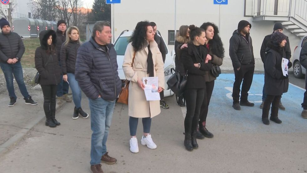 Напрежение пред болницата във Велико Търново заради смърт на млад мъж