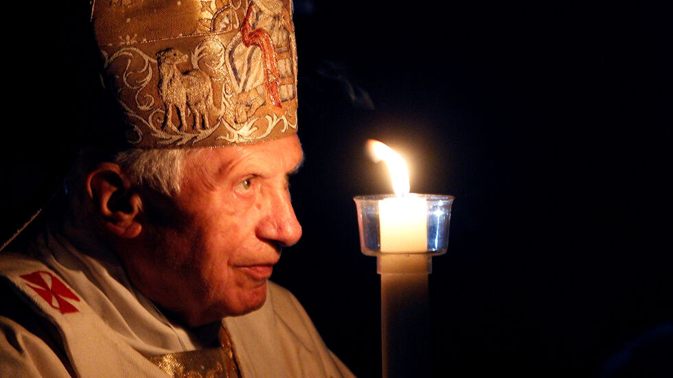 Световни лидери отдават почит на покойния папа Бенедикт XVI