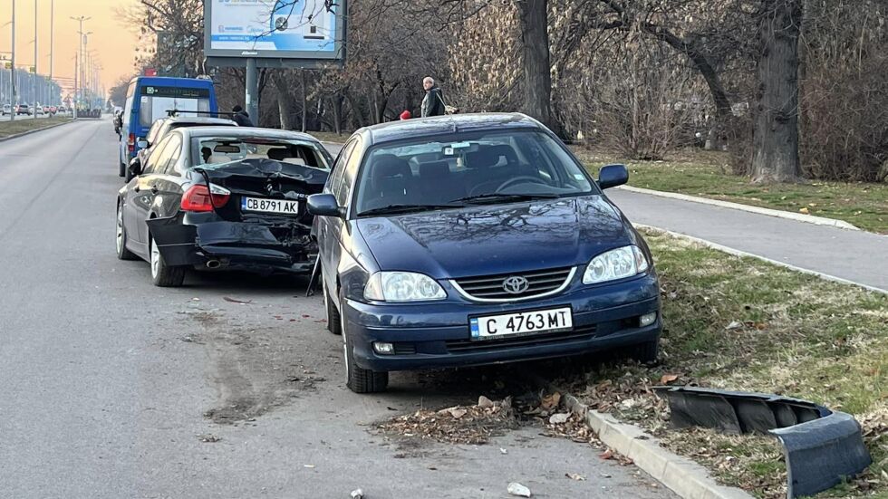 Шофьор блъсна две коли в София, които изхвърчат от пътното плътно и избяга (СНИМКИ)