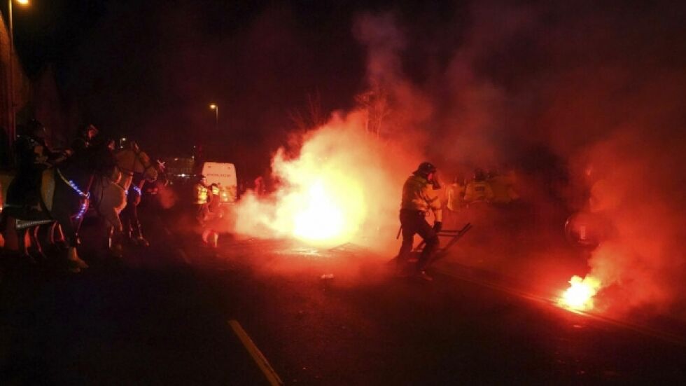 Ужас в Бирмингам: Фенове подпалиха полицай (ВИДЕО)