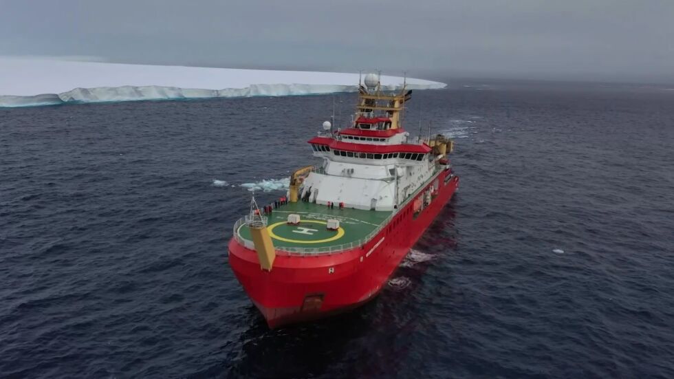 Британски изследователски кораб пресече пътя на най-големия айсберг (ВИДЕО)