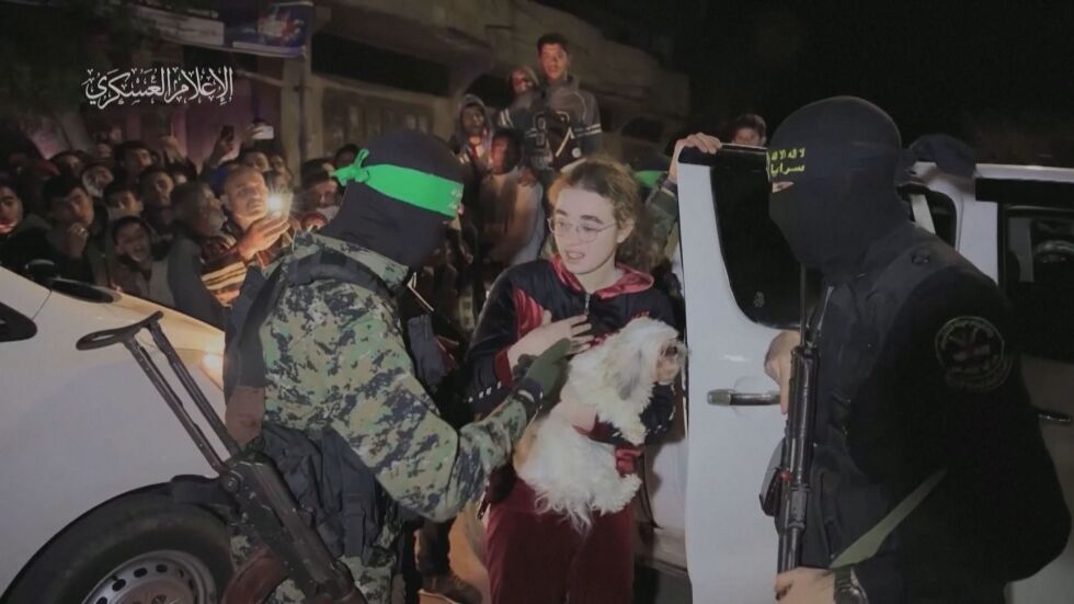 „Без да знае, ми беше опора“: Как младо момиче и кучето ѝ оцеляват в плен на „Хамас“