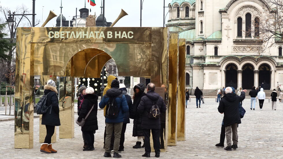 Премахнаха  златните арки в центъра на София