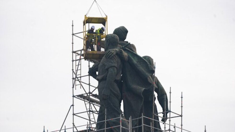 След демонтажа на паметника: БСП и "Възраждане" с доклад за референдум, а Мая Манолова завежда дело