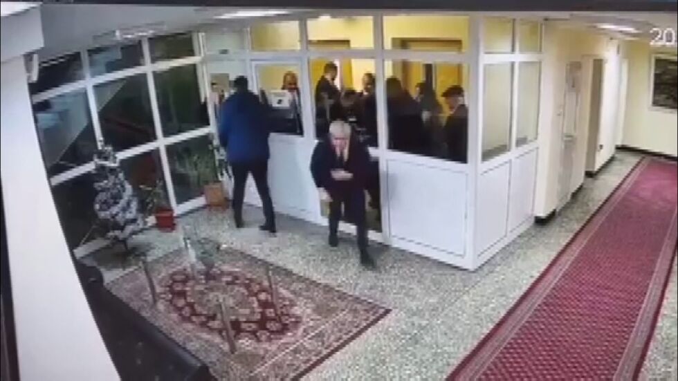 През „малка дупка“ и директно с вратата: „Възраждане“ и БСП нахлуха в Областната управа в София