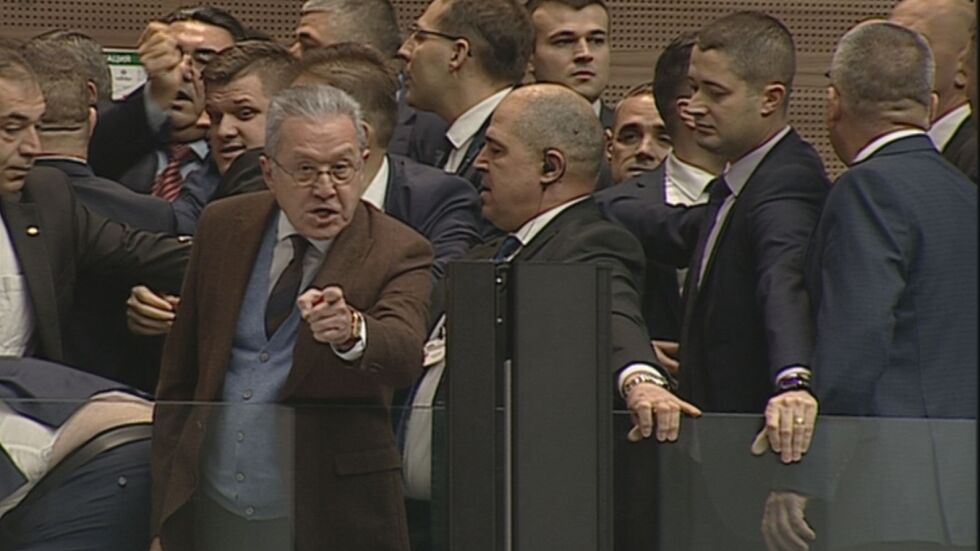 Сблъсък в парламента: "Възраждане" нападна Йордан Цонев, Делян Пеевски го брани с тяло (ВИДЕО)