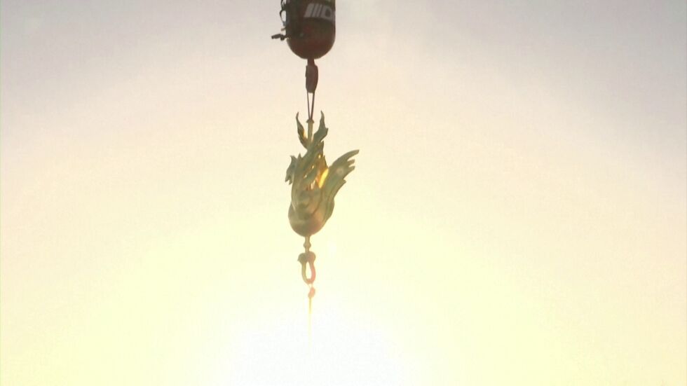  Четири години след огромния пожар: Нотр Дам има нов петел на върха си (ВИДЕО) 