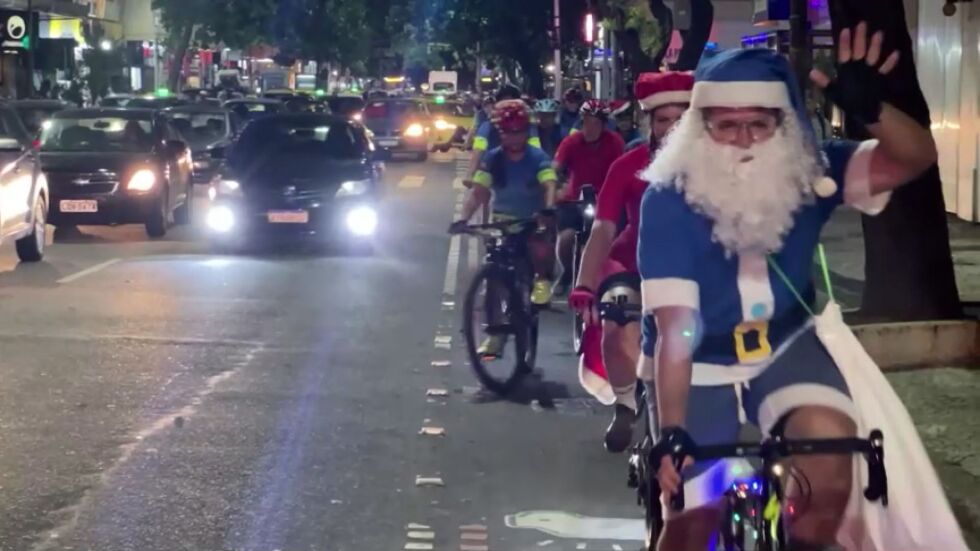 Дядо Коледа дойде на велосипед в Рио де Жанейро (ВИДЕО)