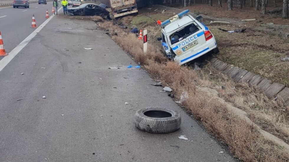Камион помете патрулка и аварирала кола на АМ "Тракия", трима са пострадали (СНИМКИ)